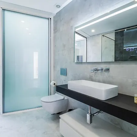 Luxury Townhouse In Lagos Old Town | Rooftop *